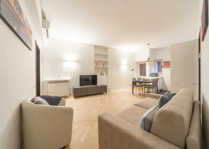 Charming 2-Bedroom Apartment In Milanese Building