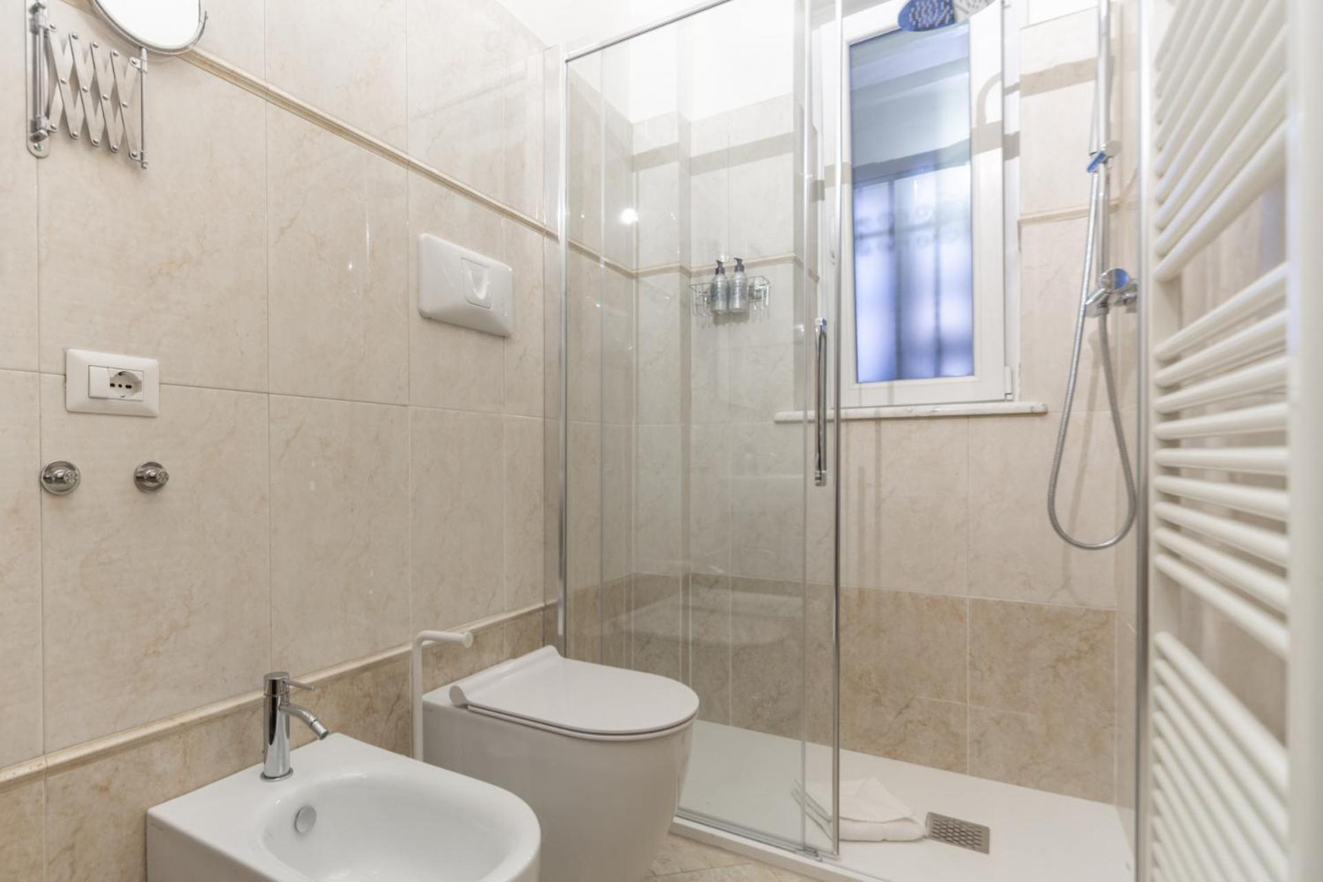 Charming 2-bedroom In Milanese Building